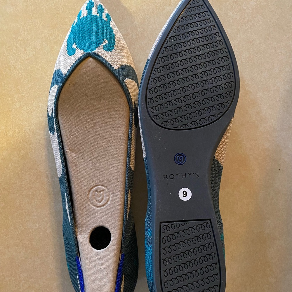 Rothys BNWT. Size 9 Moroccan green points.
